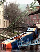 Abgestrzter Zug liegt in der Wupper